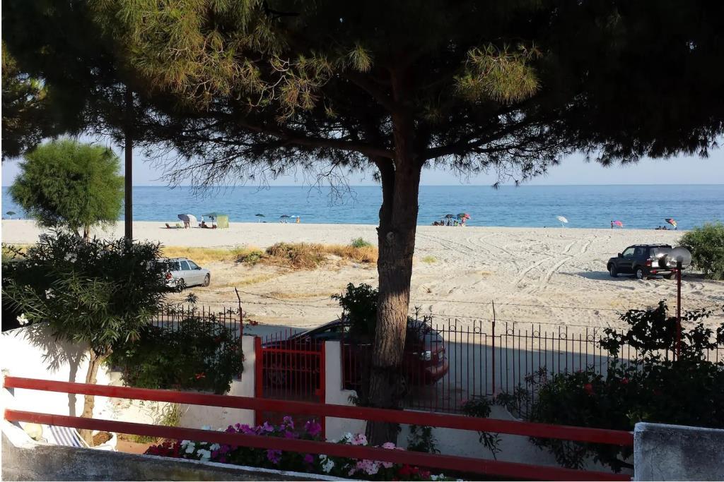 SPLENDIDA VILLA CON GIARDINO DI 700 MQ DIRETTAMENTE SUL MARE - Casa ...