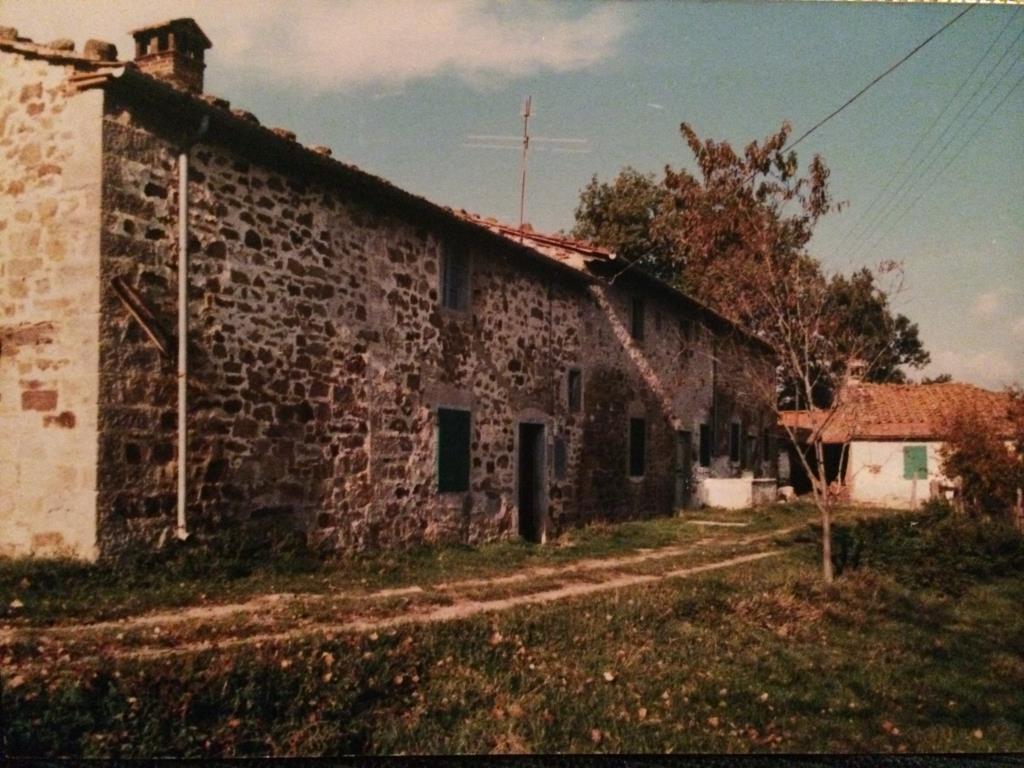 Vendo casa colonica con stalle fienili e terreno Vendita