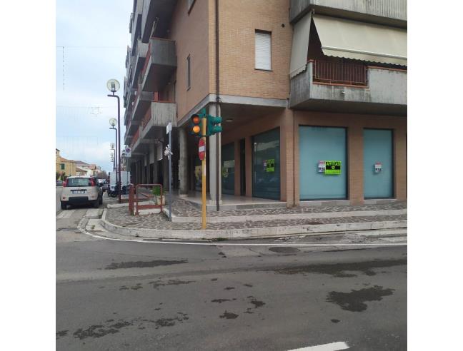 Anteprima foto 1 - Negozio in Affitto a Giulianova (Teramo)